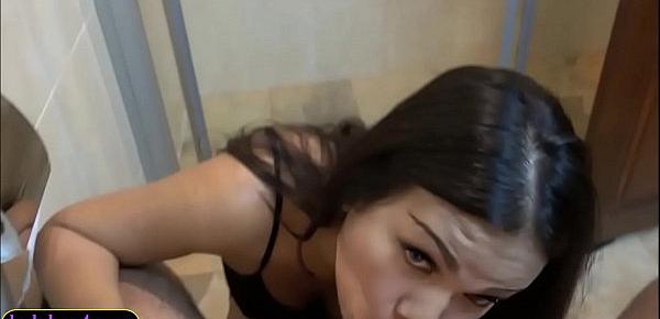  Ladyboy Amy lets her Tinder date fuck her ass for free